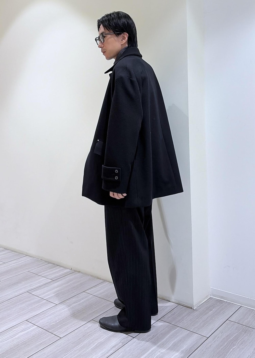 ブラック系のスラックス、ブルー系のその他アウター、グレー系のニット/セーターを着用したメンズの秋コーディネートの3枚目の写真