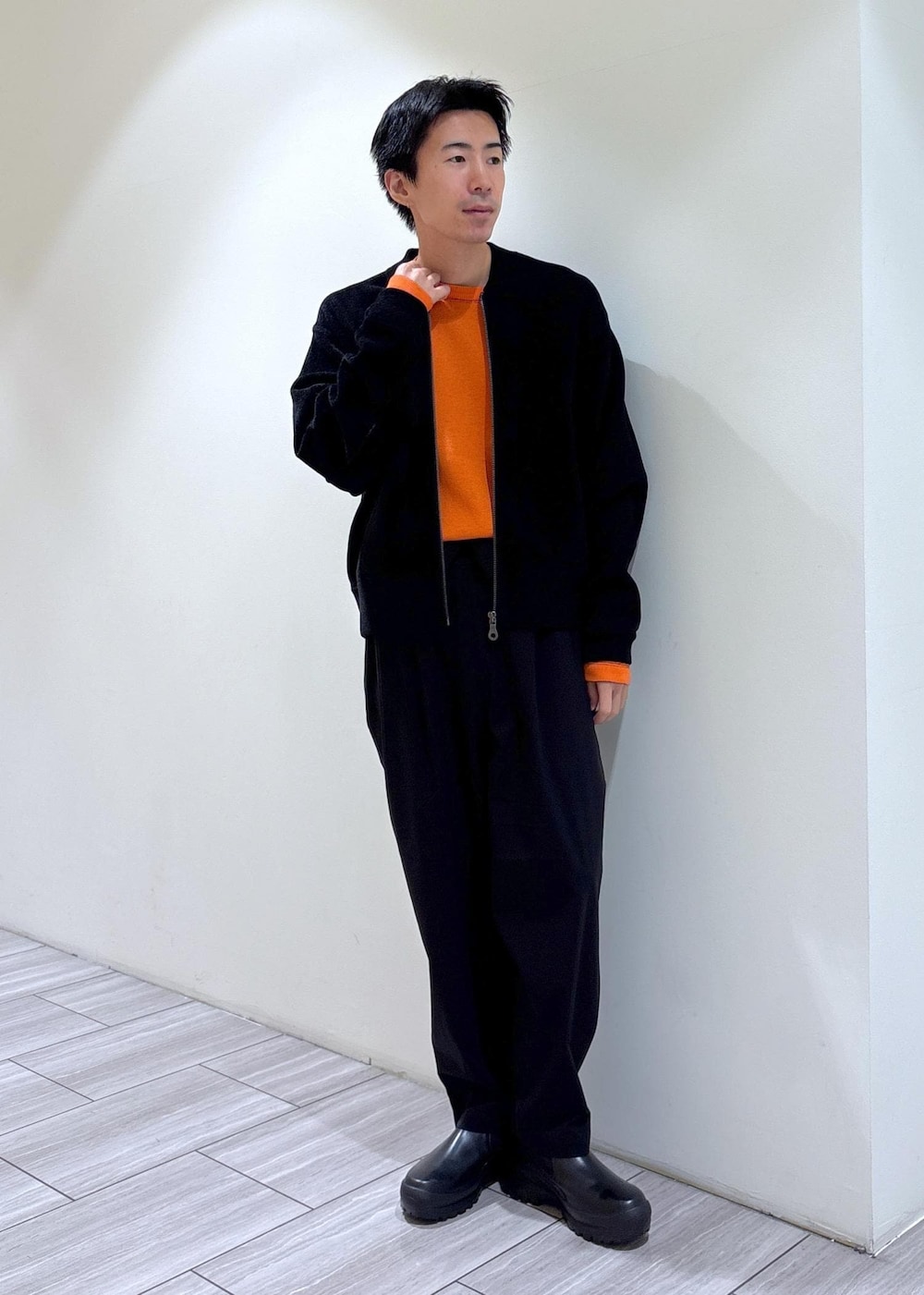 ブラック系のその他パンツ、ブルー系のニット/セーター、ブラック系のその他アウターを着用したメンズの秋コーディネートの2枚目の写真