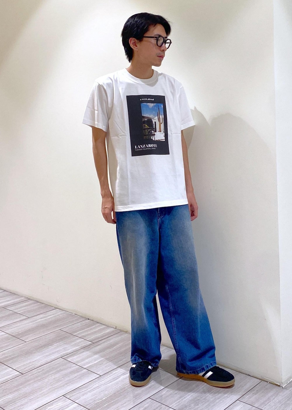 グレー系のシャツ/ブラウス、ブラック系のTシャツ/カットソーを着用したメンズの夏コーディネートの6枚目の写真