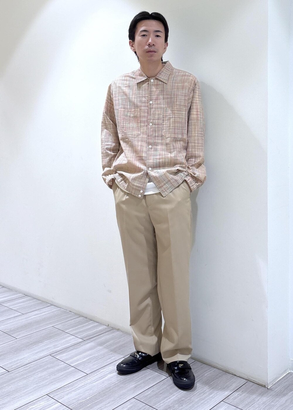 ベージュ系のその他パンツ、イエロー系のシャツ/ブラウスを着用したメンズの春コーディネートの4枚目の写真