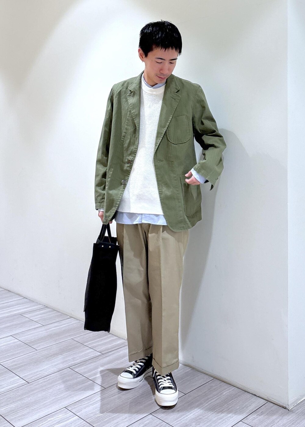 ブルー系のシャツ/ブラウス、ベージュ系のチノパンツ、グリーン系のテーラードジャケットを着用したメンズの春コーディネートの2枚目の写真