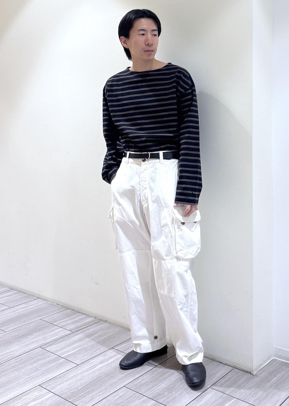 ホワイト系のカーゴパンツ、ブラウン系のTシャツ/カットソー、ブラック系のテーラードジャケットを着用したメンズの春コーディネートの5枚目の写真