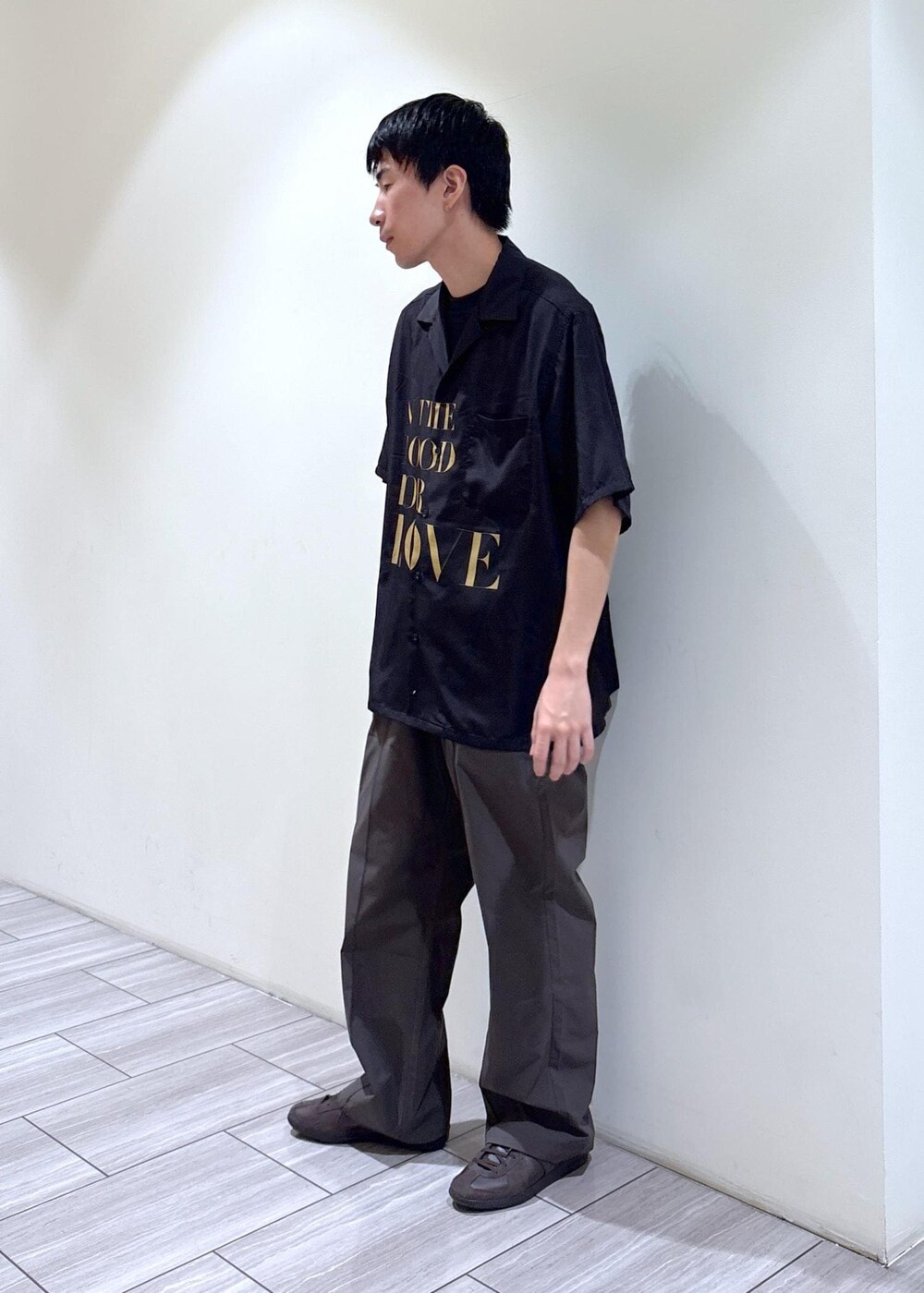 ブラック系のシャツ/ブラウスを着用したメンズの夏コーディネートの2枚目の写真