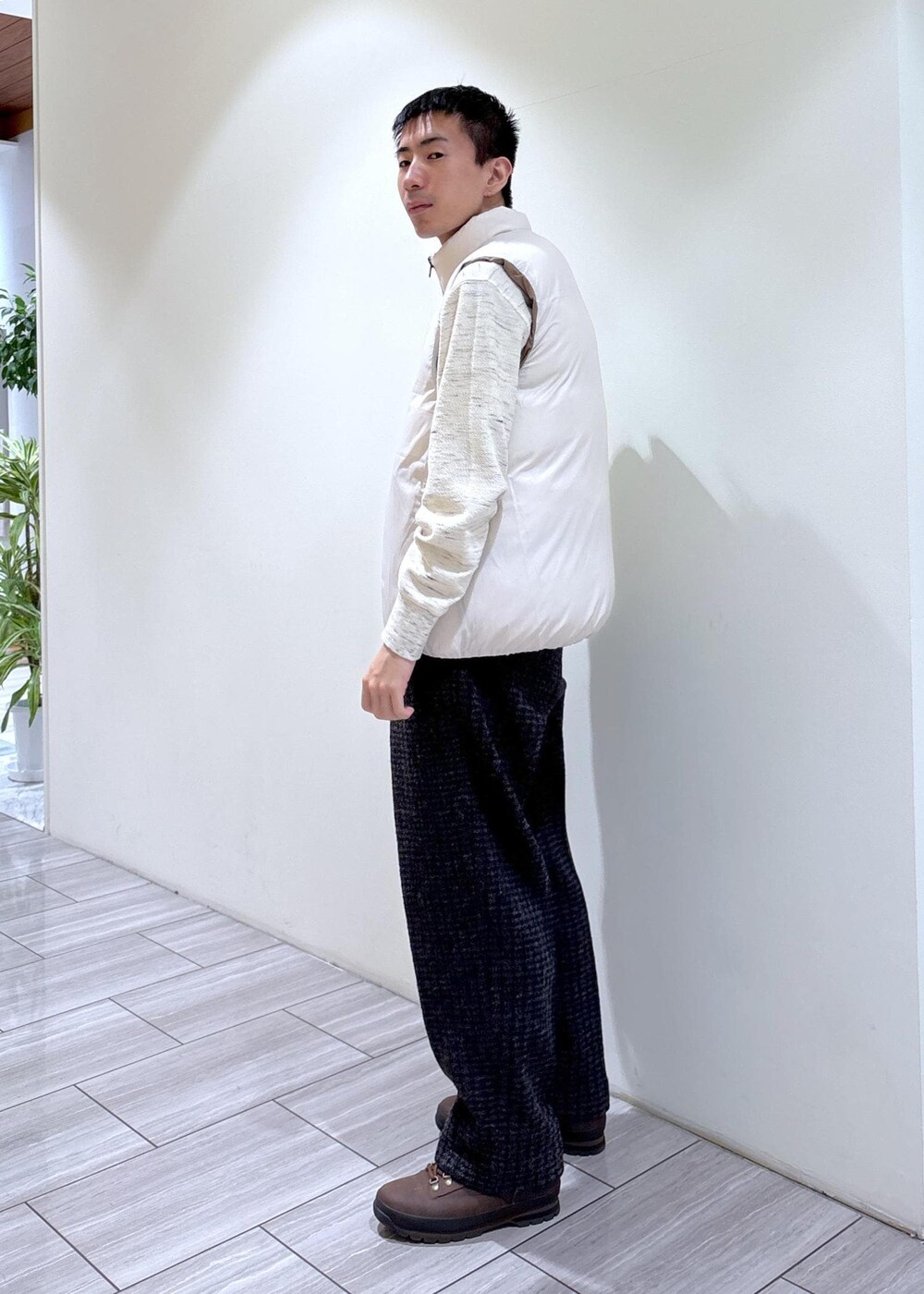 ベージュ系のその他アウター、ホワイト系のスウェット、グレー系のスラックスを着用したメンズの冬コーディネートの5枚目の写真