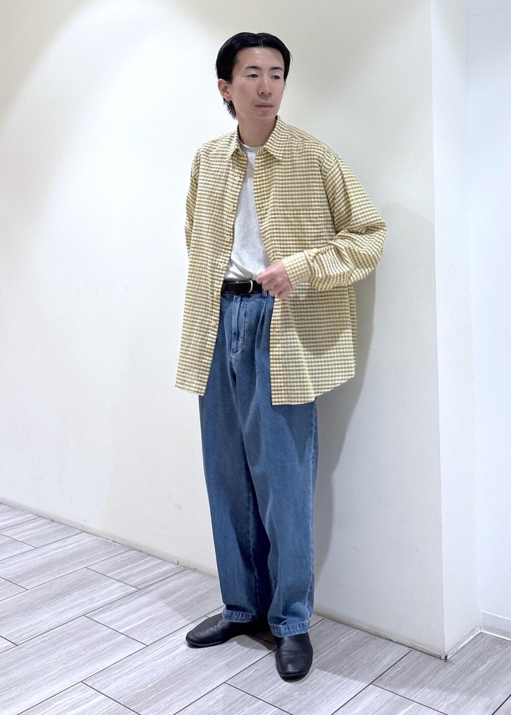 ブルー系のデニムパンツ、グレー系のTシャツ/カットソー、イエロー系のシャツ/ブラウスを着用したメンズの夏コーディネートの2枚目の写真