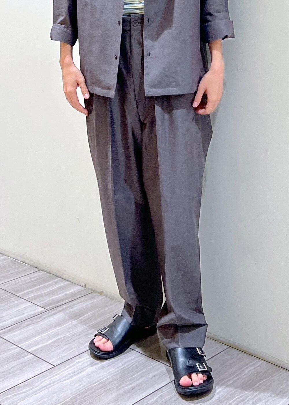 グレー系のシャツ/ブラウス、グレー系のスラックスを着用したメンズの夏コーディネートの6枚目の写真