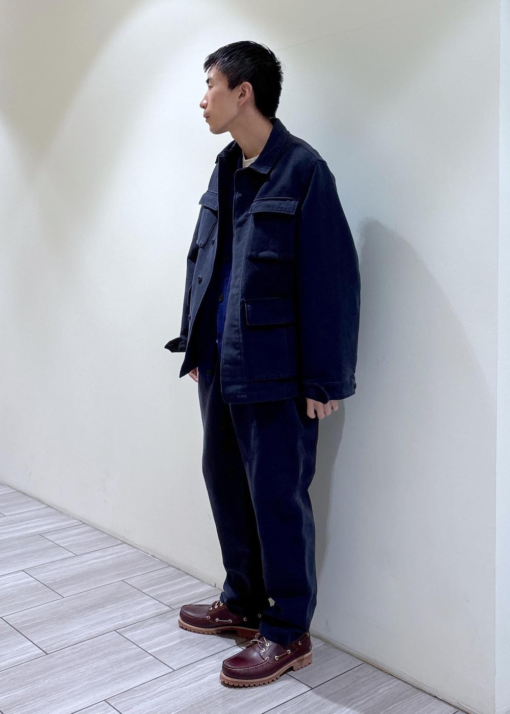 ブルー系のその他アウター、ブルー系のその他パンツ、ブルー系のカーディガン/ボレロを着用したメンズの冬コーディネートの3枚目の写真