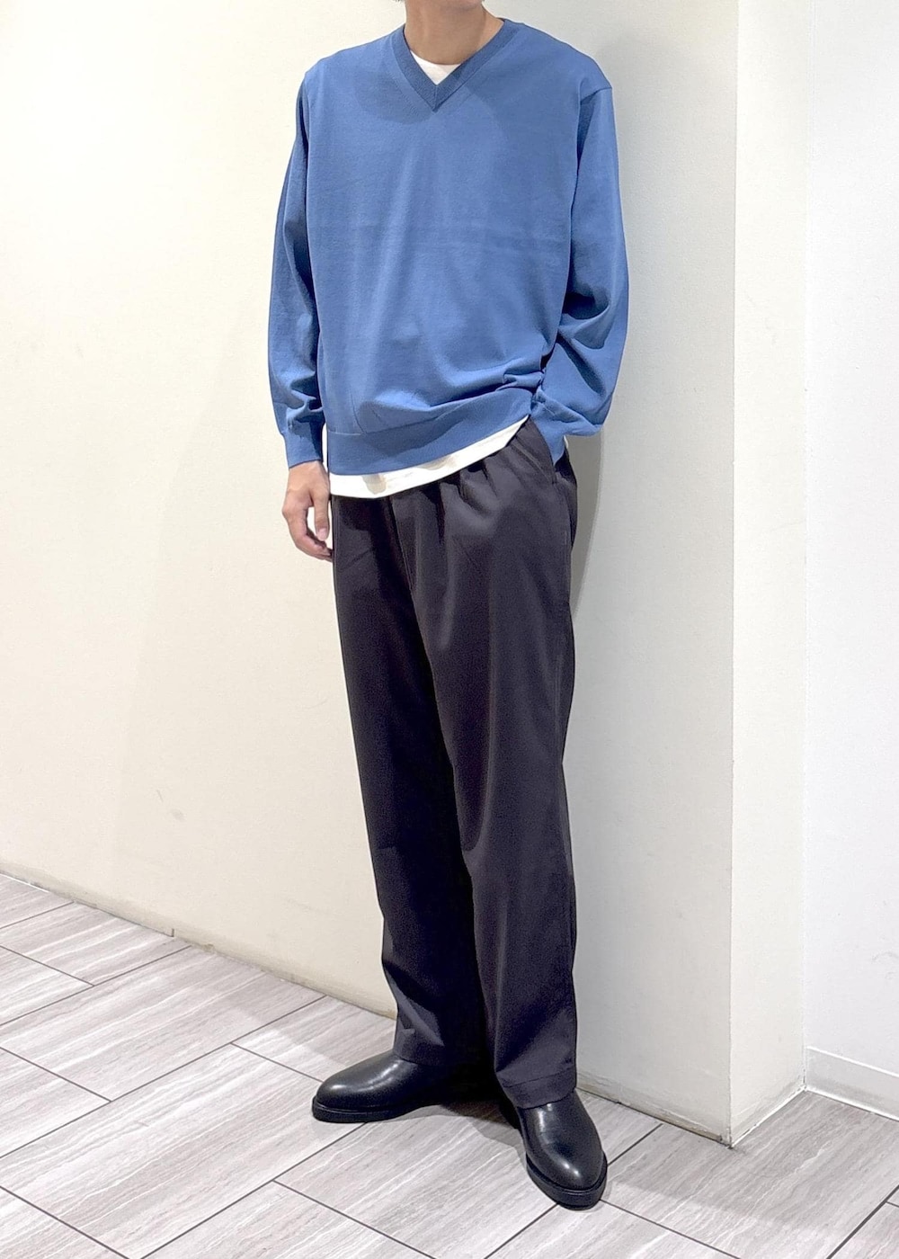 ブラック系のノーカラージャケット、ブルー系のニット/セーター、グレー系のその他パンツを着用したメンズの秋コーディネートの4枚目の写真