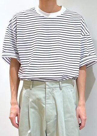 ブラック系のスリッポン、ブラック系のTシャツ/カットソー、グリーン系のその他パンツを着用したメンズの夏コーディネートの3枚目の写真