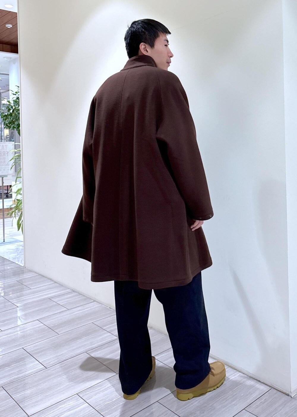 ホワイト系のシャツ/ブラウス、グリーン系のカーディガン/ボレロ、ブルー系のスラックスを着用したメンズの冬コーディネートの3枚目の写真