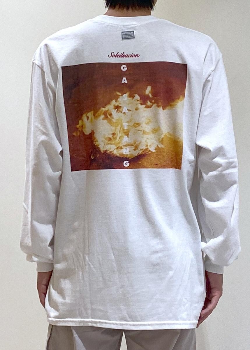 ブラック系のスニーカー、グレー系のカーゴパンツ、ホワイト系のTシャツ/カットソーを着用したメンズの夏コーディネートの3枚目の写真