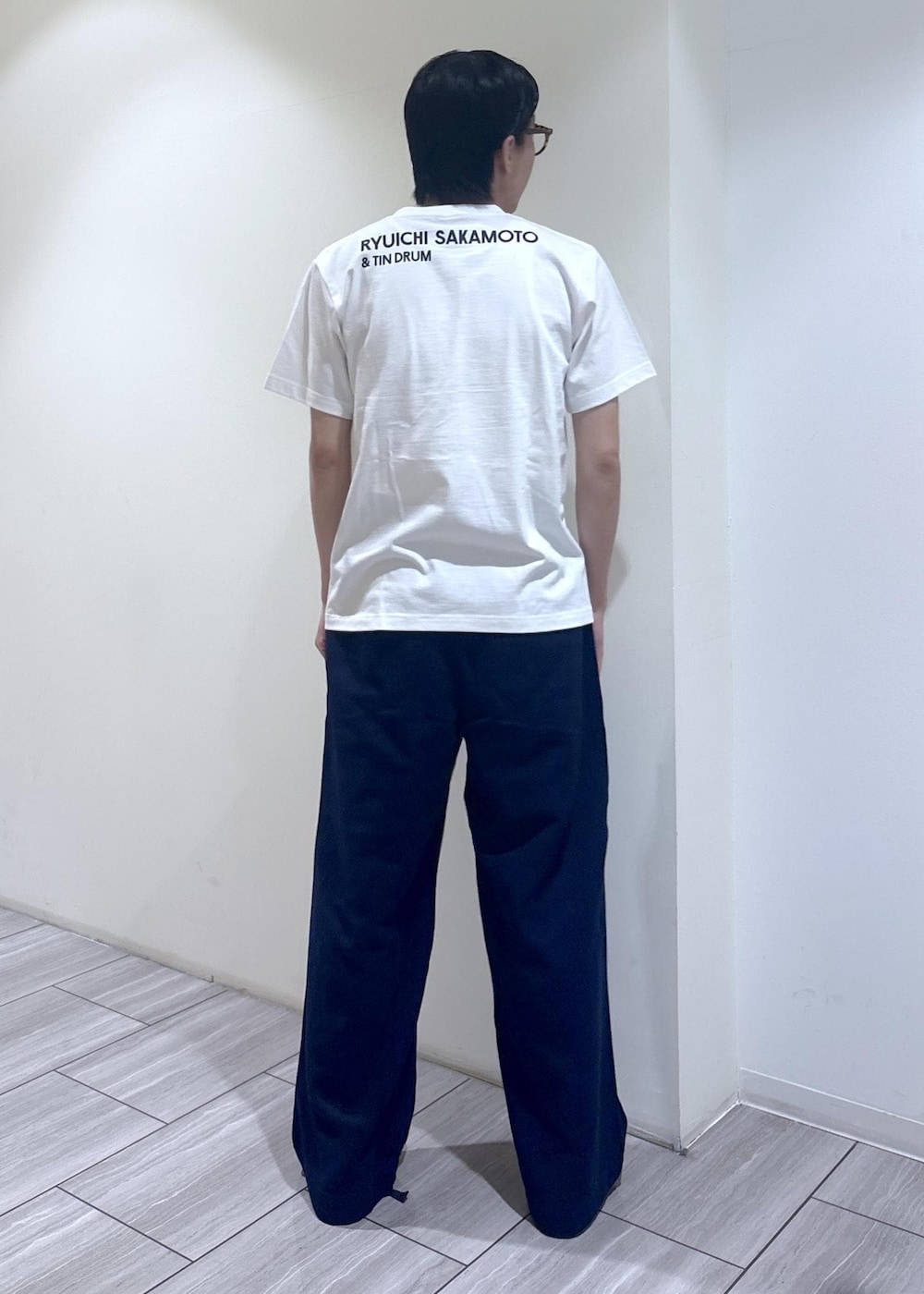 ホワイト系のTシャツ/カットソーを着用したメンズの夏コーディネートの3枚目の写真