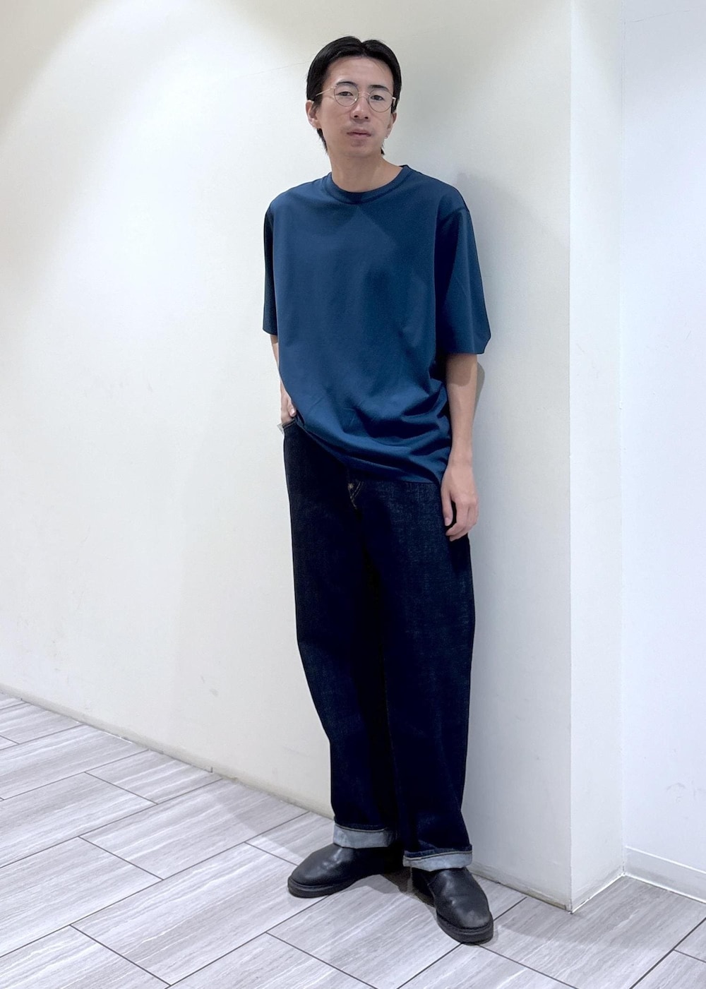 ブルー系のデニムパンツ、ホワイト系のシャツ/ブラウス、ブルー系のTシャツ/カットソーを着用したメンズの春コーディネートの3枚目の写真