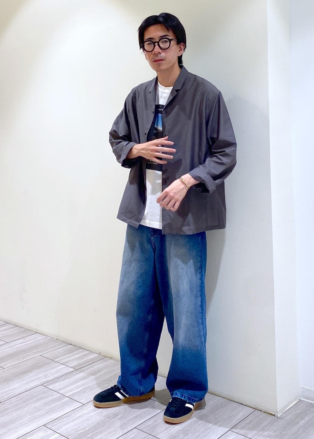 グレー系のシャツ/ブラウス、ブラック系のTシャツ/カットソーを着用したメンズの夏コーディネートの3枚目の写真
