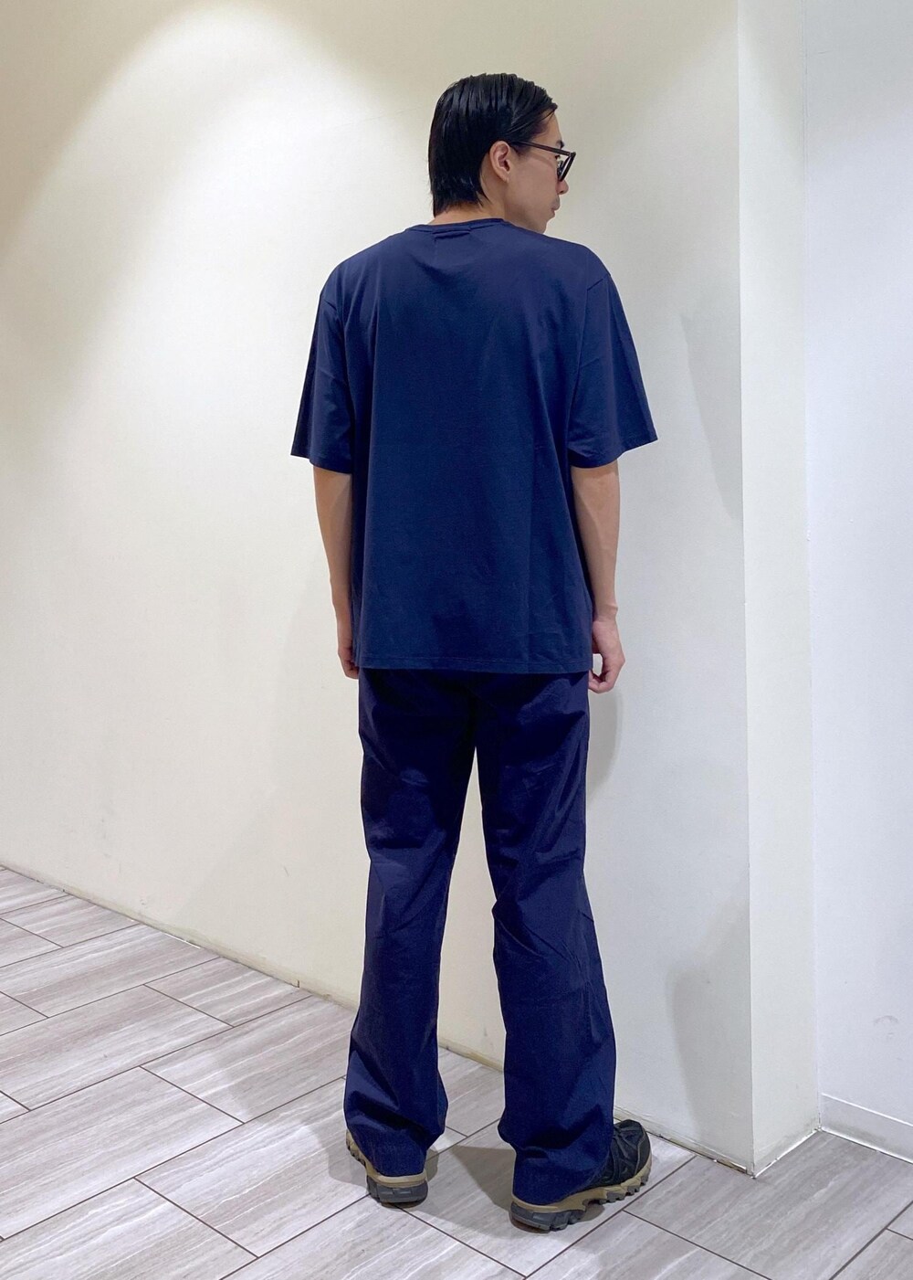 ブルー系のTシャツ/カットソー、ブルー系のカーゴパンツを着用したメンズの夏コーディネートの5枚目の写真