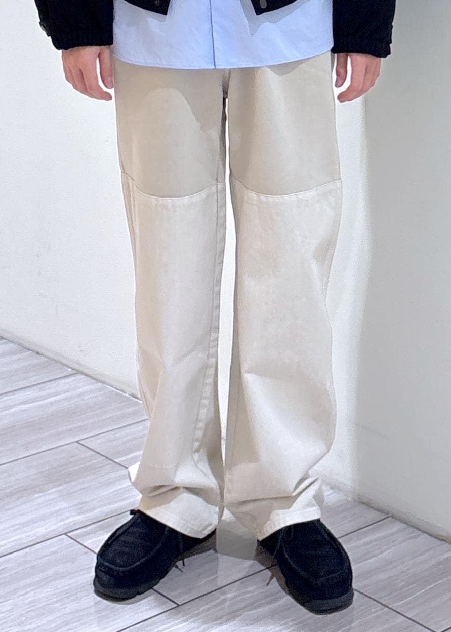 ブルー系のシャツ/ブラウス、ブルー系のデニムパンツを着用したメンズの冬コーディネートの5枚目の写真