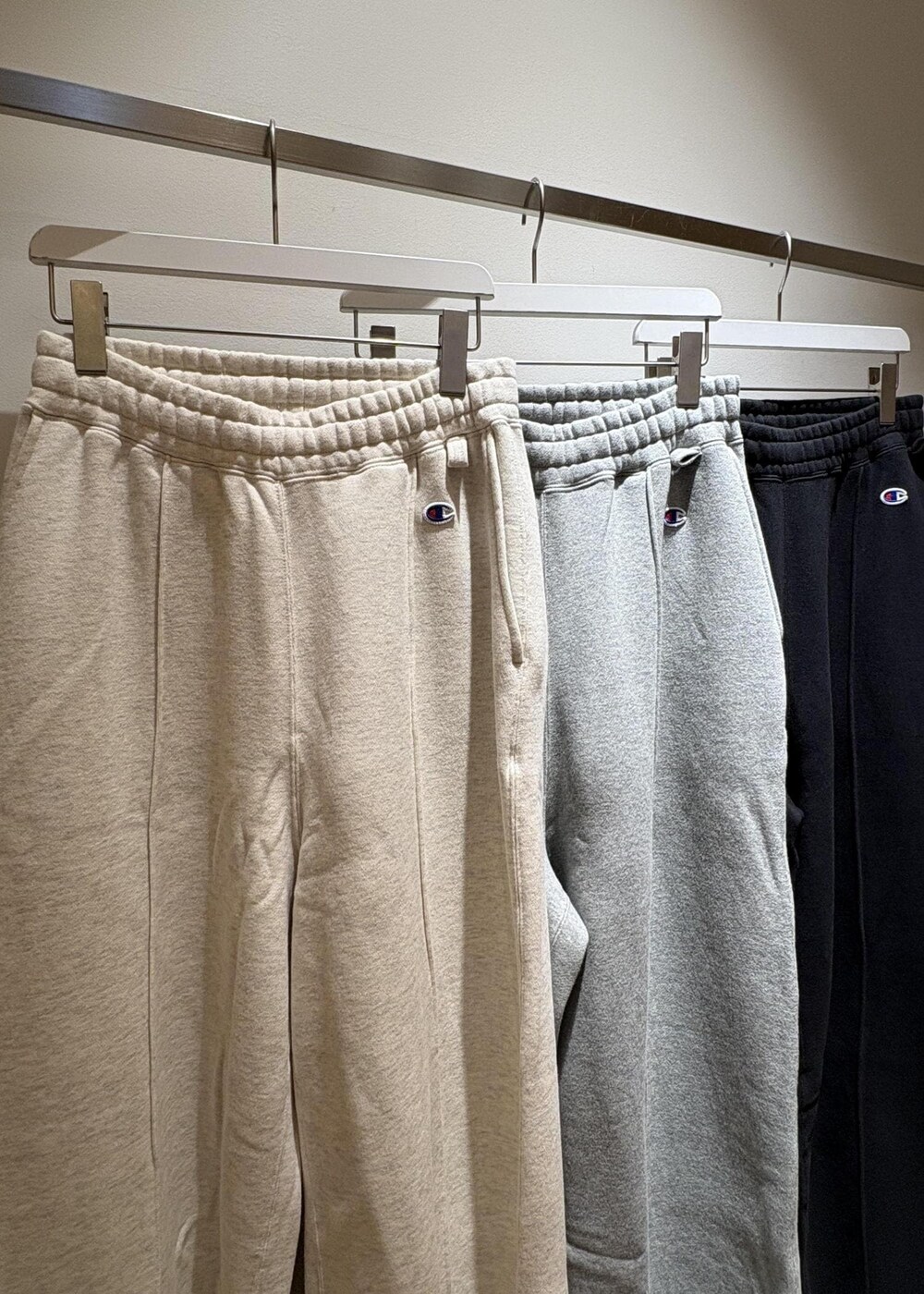 グレー系のその他パンツ、レッド系のカーディガン/ボレロ、ブラック系のローファーを着用したメンズの秋コーディネートの6枚目の写真
