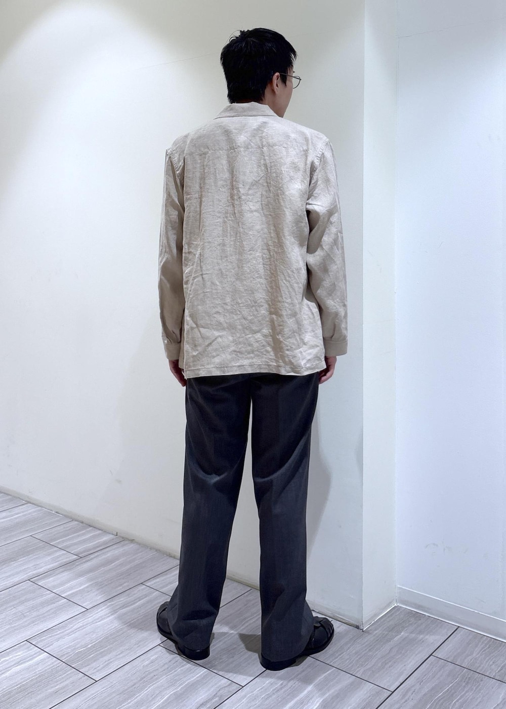 ブラック系のTシャツ/カットソー、ベージュ系のカバーオールを着用したメンズの春コーディネートの3枚目の写真