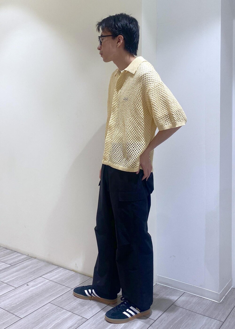 グリーン系のカーディガン/ボレロ、ブラック系のカーゴパンツを着用したメンズの夏コーディネートの4枚目の写真