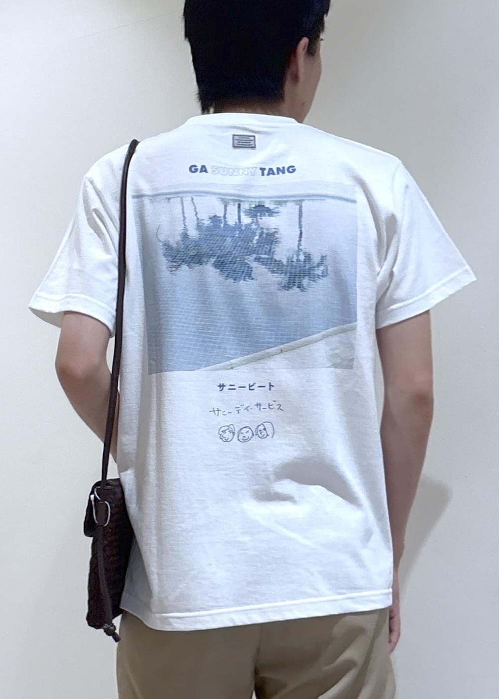 ホワイト系のTシャツ/カットソー、ベージュ系のその他パンツを着用したメンズの春コーディネートの2枚目の写真