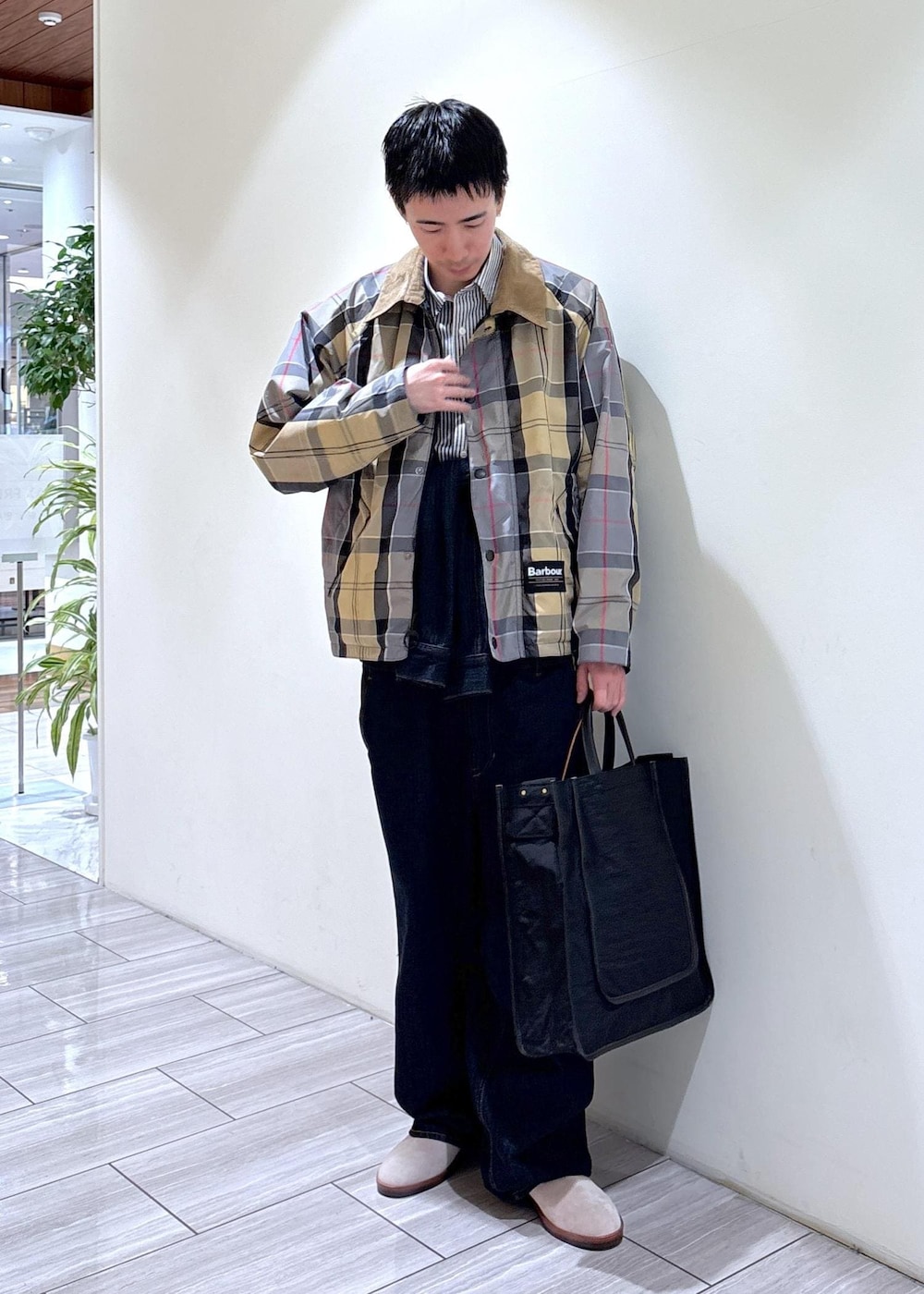 グレー系のブーツ、ブラック系のブルゾン、ブルー系のシャツ/ブラウスを着用したメンズの春コーディネートの2枚目の写真