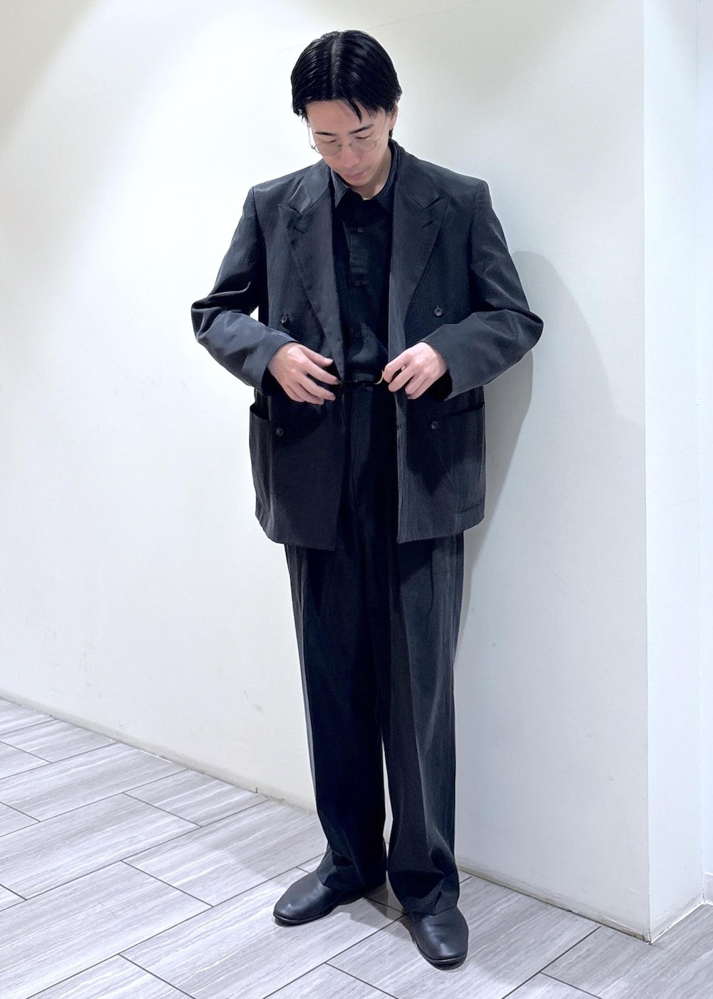 ブラック系のテーラードジャケット、ブラック系のスラックス、ブラック系のシャツ/ブラウスを着用したメンズの春コーディネートの2枚目の写真