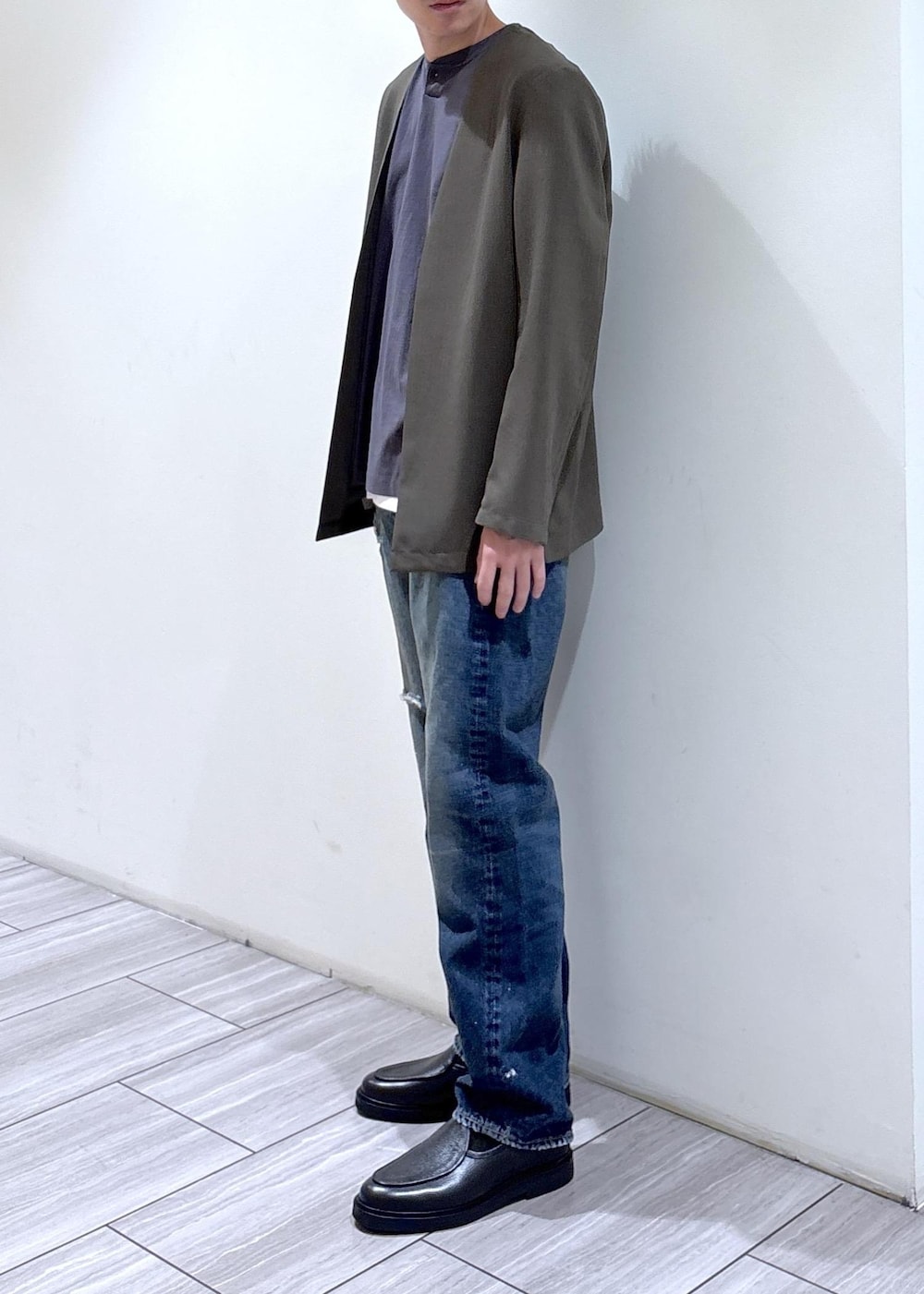 グリーン系のセットアップ、ホワイト系のTシャツ/カットソー、ブルー系のその他パンツを着用したメンズの春コーディネートの4枚目の写真