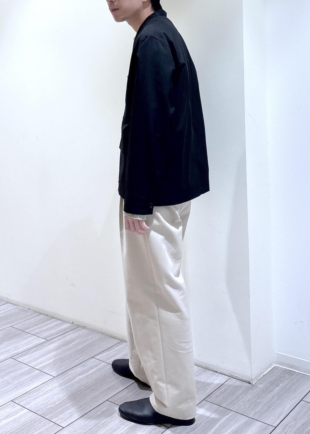 ブラック系のカーディガン/ボレロを着用したメンズの春コーディネートの2枚目の写真