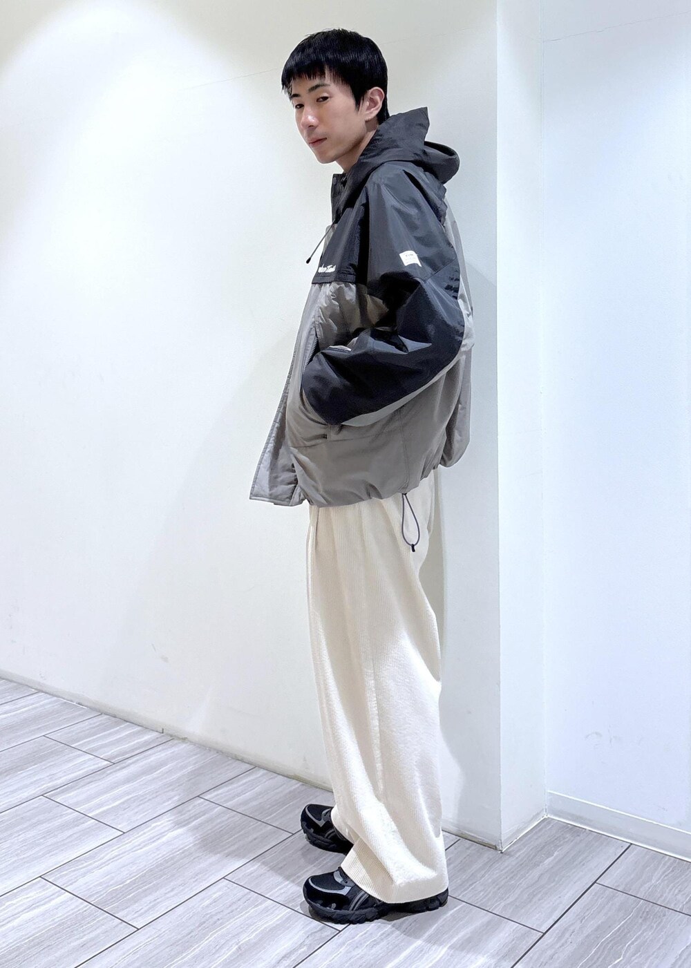 グリーン系のその他アウターを着用したメンズの秋コーディネートの2枚目の写真