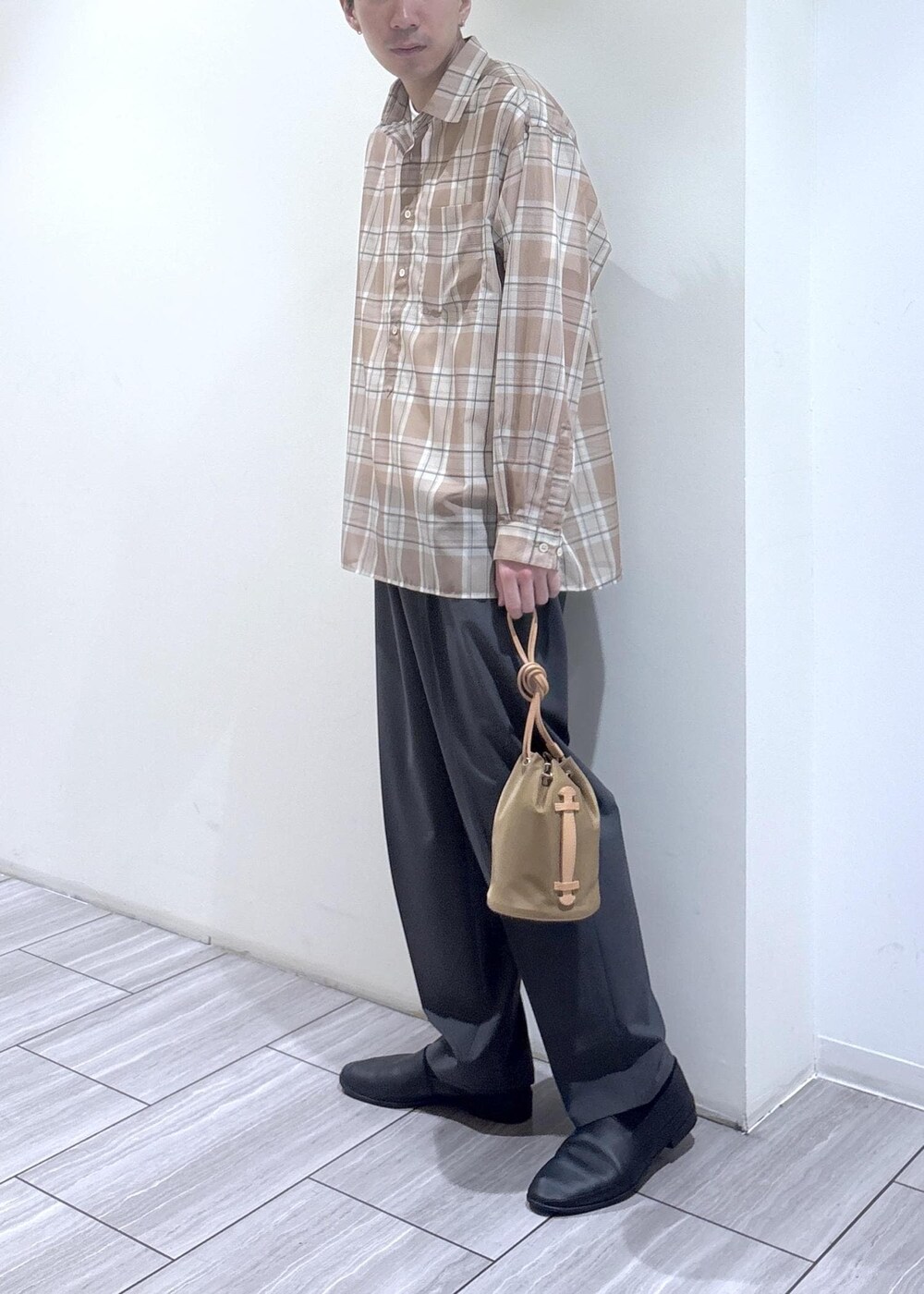 グレー系のスラックス、ベージュ系のシャツ/ブラウスを着用したメンズの春コーディネートの2枚目の写真