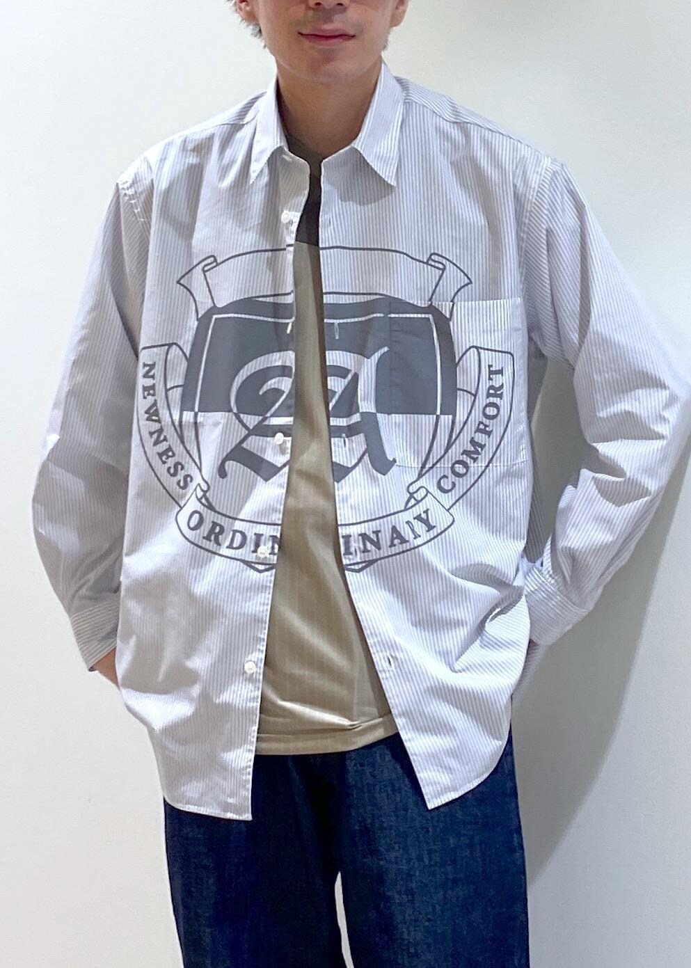 ホワイト系のシャツ/ブラウス、ベージュ系のTシャツ/カットソーを着用したメンズの春コーディネートの4枚目の写真