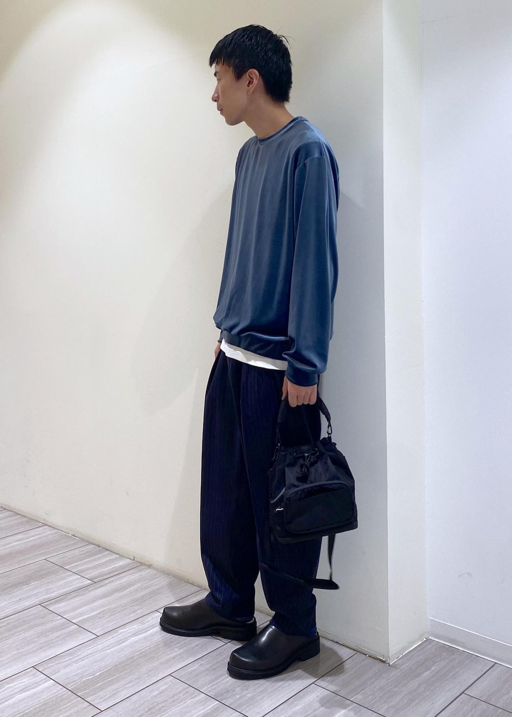 ブルー系のTシャツ/カットソー、ブラック系のスラックスを着用したメンズの秋コーディネートの3枚目の写真