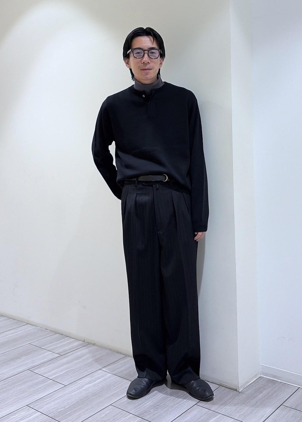 ブラック系のスラックス、ブルー系のその他アウター、グレー系のニット/セーターを着用したメンズの秋コーディネートの6枚目の写真