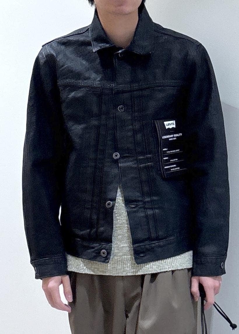 イエロー系のニット/セーター、グリーン系のその他パンツを着用したメンズの冬コーディネートの4枚目の写真