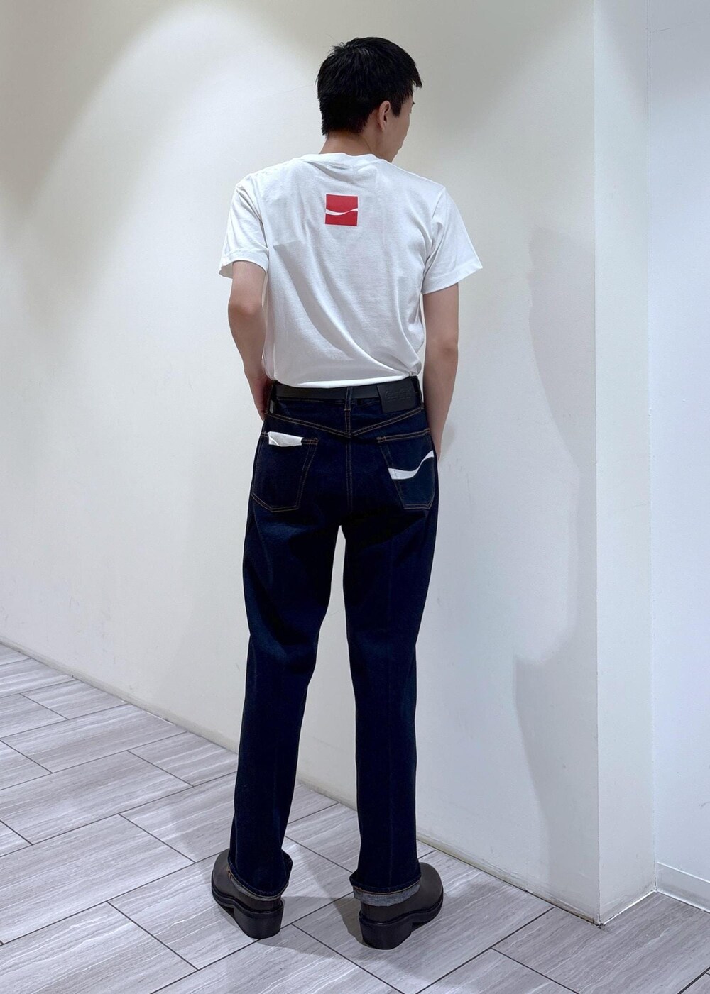 ブルー系のデニムジャケット、ホワイト系のTシャツ/カットソー、ブルー系のデニムパンツを着用したメンズの夏コーディネートの7枚目の写真