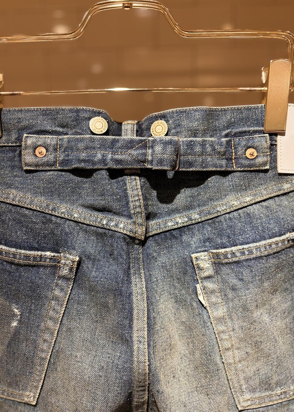 ブルー系のその他パンツを着用したメンズの春コーディネートの7枚目の写真