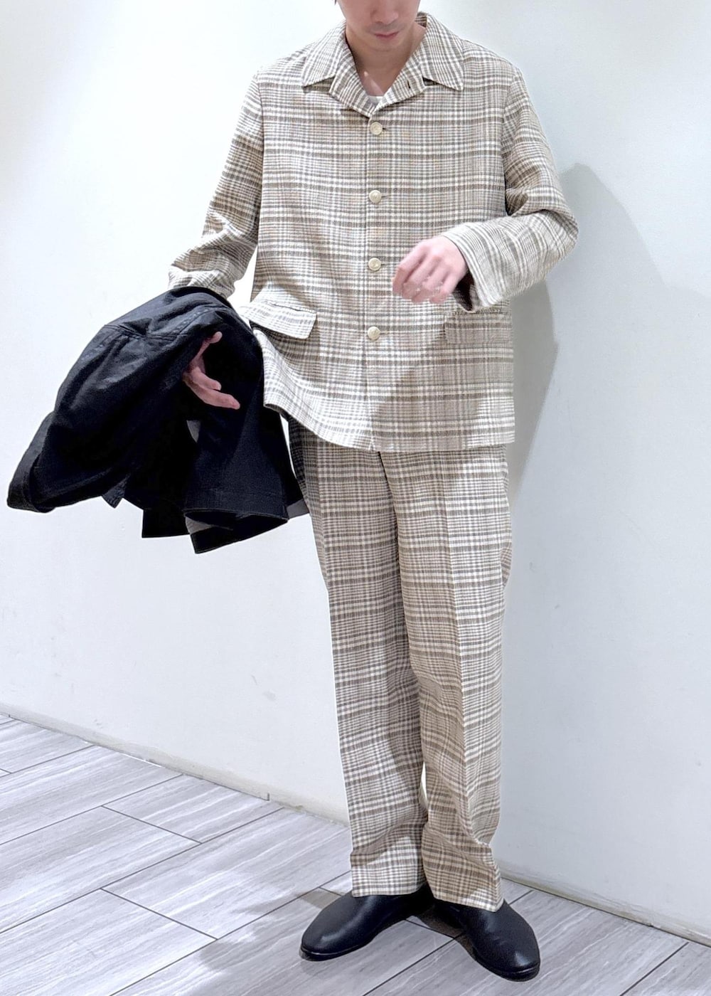 ベージュ系のその他アウター、ベージュ系のスラックスを着用したメンズの冬コーディネートの3枚目の写真