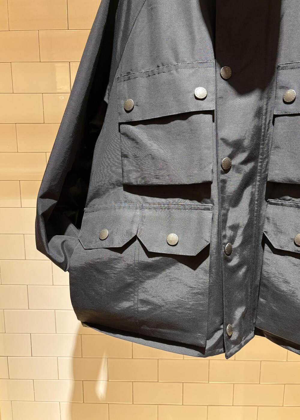 ブルー系のデニムパンツ、ブラック系のブルゾン、グリーン系のカーディガン/ボレロを着用したメンズの秋コーディネートの8枚目の写真
