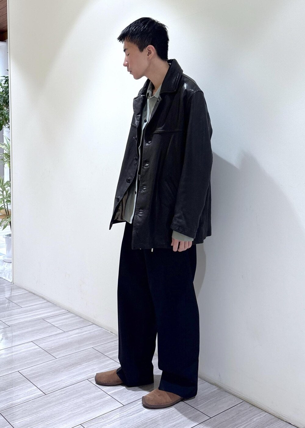 グリーン系のシャツ/ブラウス、ブラック系のスラックス、ブラック系のカバーオールを着用したメンズの秋コーディネートの2枚目の写真