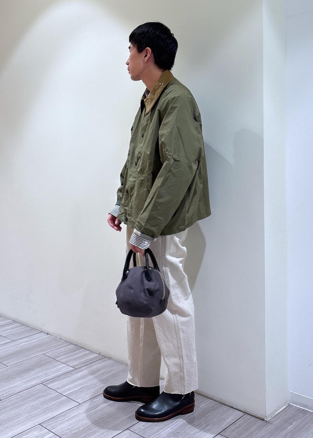 ブルー系のシャツ/ブラウス、ホワイト系のスラックスを着用したメンズの春コーディネートの3枚目の写真