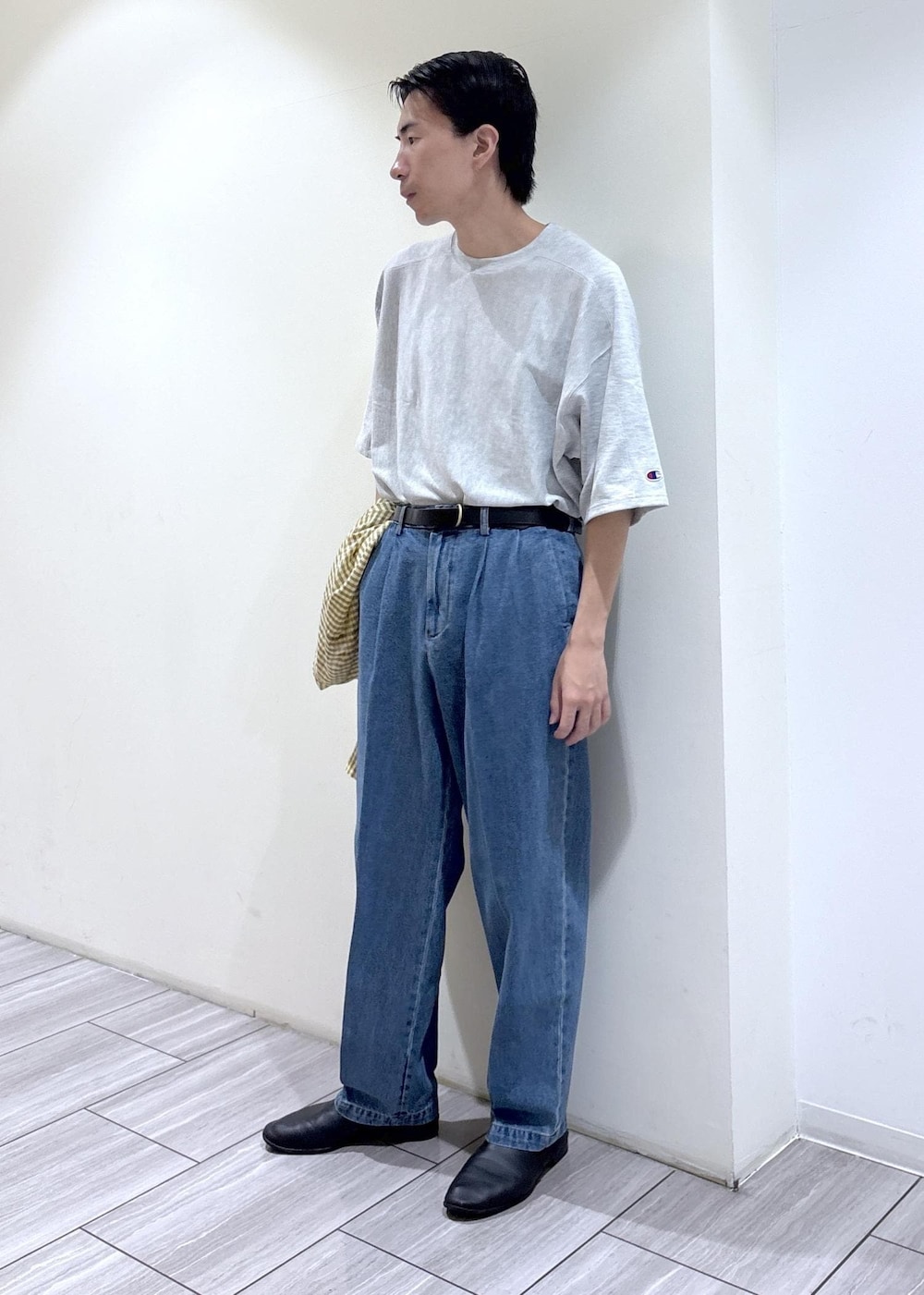 ブルー系のデニムパンツ、グレー系のTシャツ/カットソー、イエロー系のシャツ/ブラウスを着用したメンズの夏コーディネートの4枚目の写真