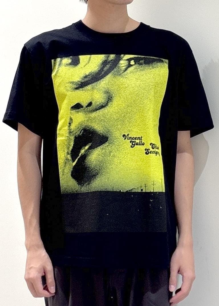 グレー系のその他パンツ、ホワイト系のTシャツ/カットソーを着用したメンズの夏コーディネートの4枚目の写真