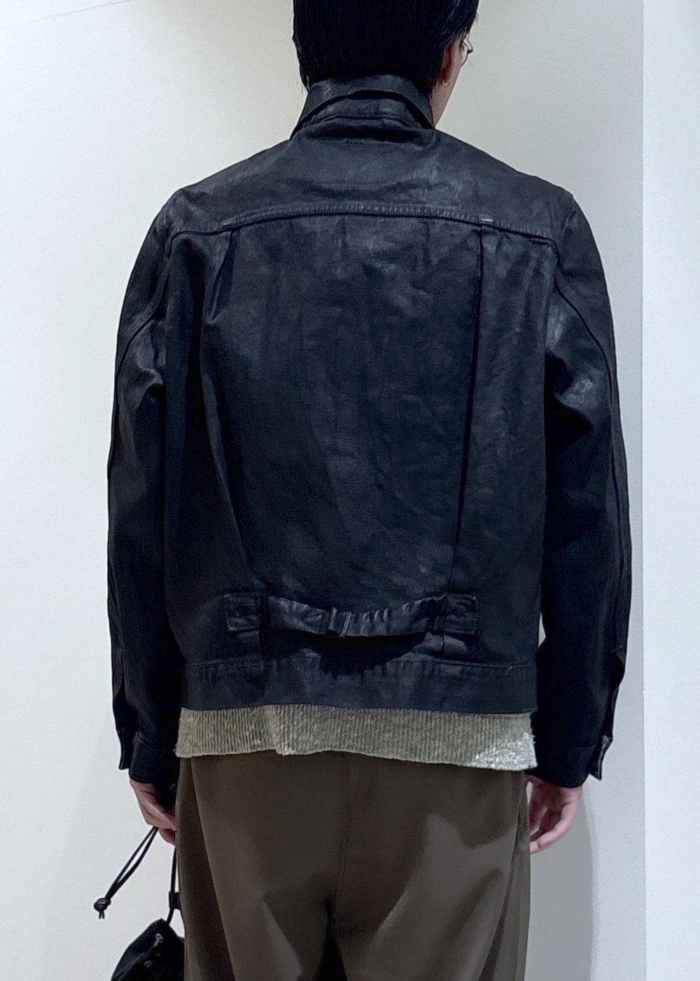 イエロー系のニット/セーター、グリーン系のその他パンツを着用したメンズの冬コーディネートの3枚目の写真