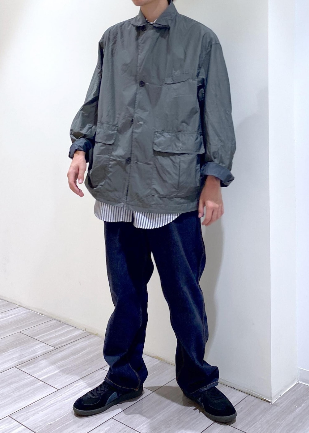ブルー系のシャツ/ブラウス、ブルー系のデニムパンツ、グレー系のブルゾンを着用したメンズの秋コーディネートの4枚目の写真