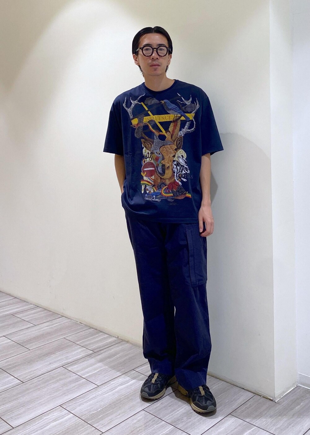 ブルー系のTシャツ/カットソー、ブルー系のカーゴパンツを着用したメンズの夏コーディネートの2枚目の写真