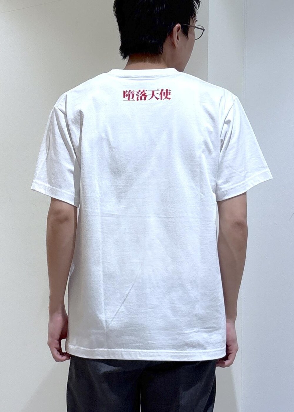 ブラック系のTシャツ/カットソー、ベージュ系のカバーオールを着用したメンズの春コーディネートの5枚目の写真