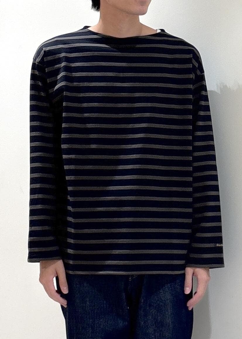 グレー系のTシャツ/カットソー、ブルー系のデニムパンツを着用したメンズの夏コーディネートの4枚目の写真