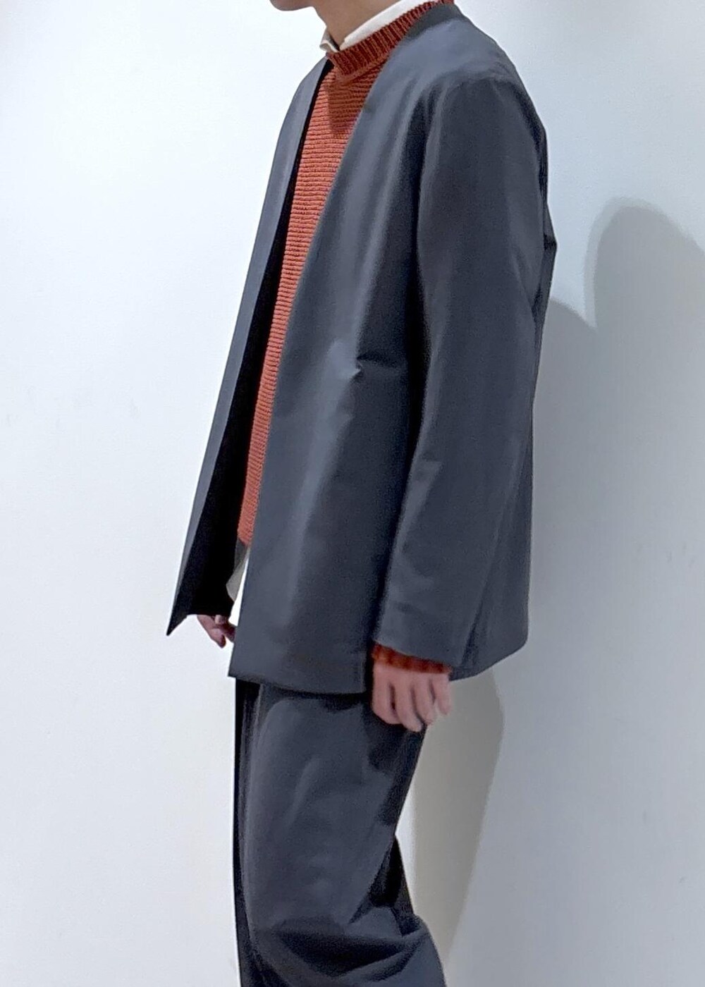 グレー系のノーカラージャケット、ホワイト系のシャツ/ブラウス、グレー系のスラックスを着用したメンズの冬コーディネートの3枚目の写真