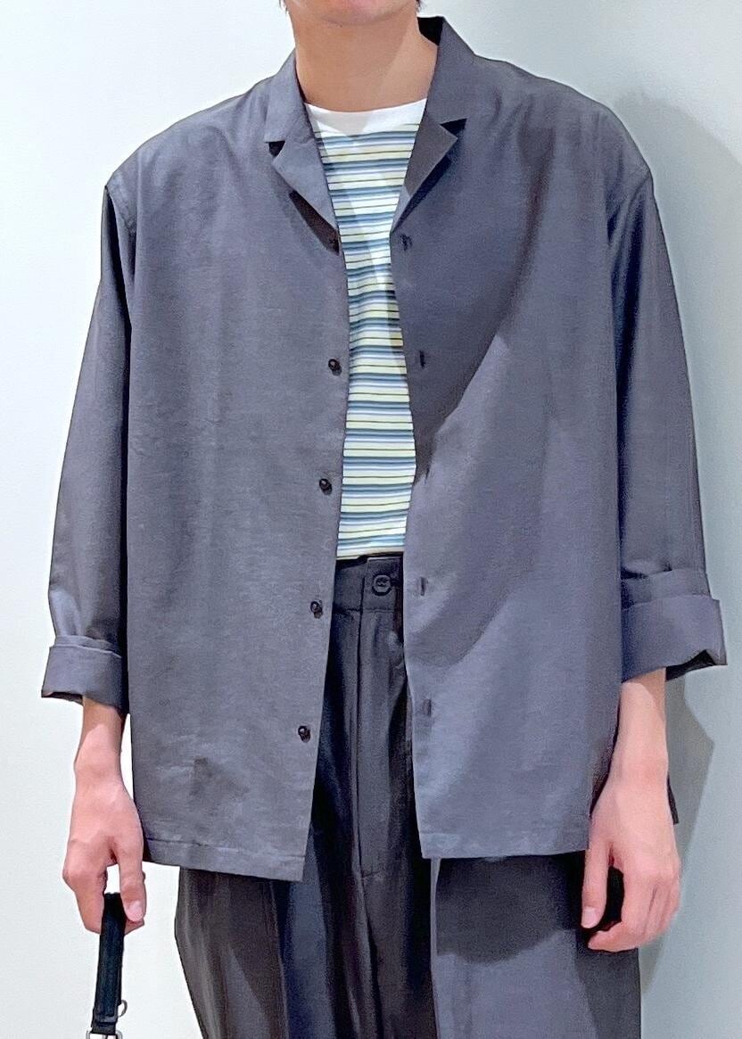 グレー系のシャツ/ブラウス、グレー系のスラックスを着用したメンズの夏コーディネートの5枚目の写真