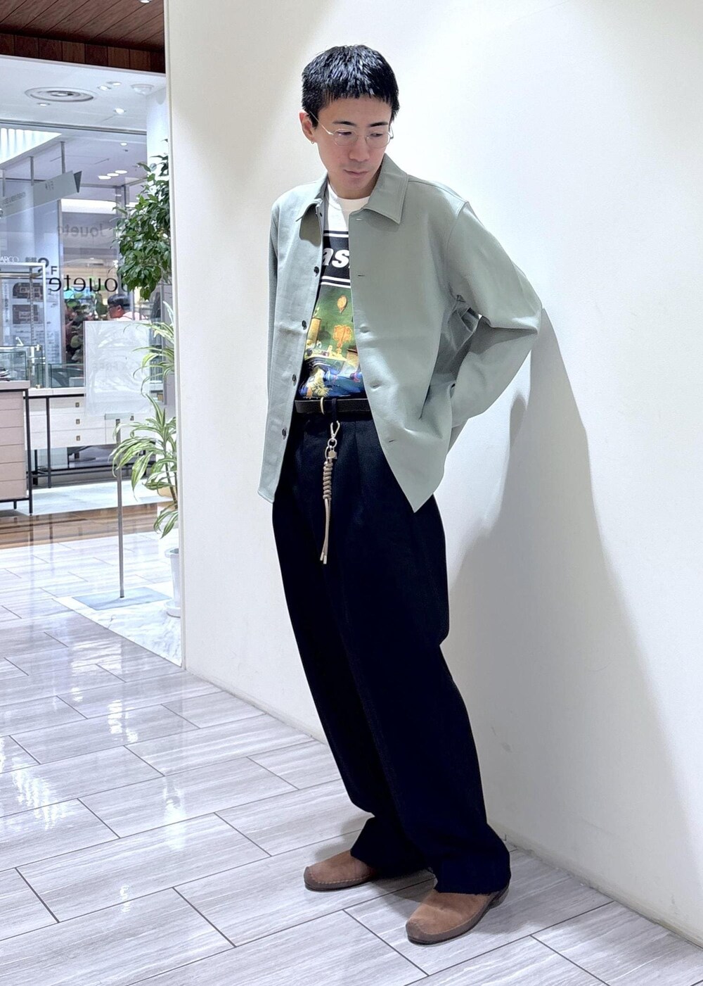 グリーン系のシャツ/ブラウス、グリーン系のTシャツ/カットソー、ブルー系のスラックスを着用したメンズの秋コーディネートの2枚目の写真